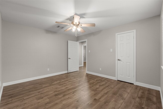 Building Photo - 2105 Murfield Dr