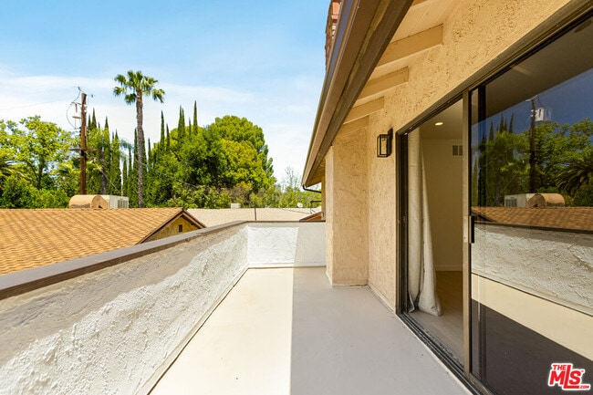 Building Photo - 4933 Collett Ave