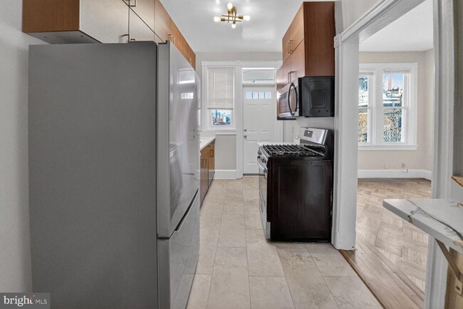 Building Photo - 1932 Summit Pl NE