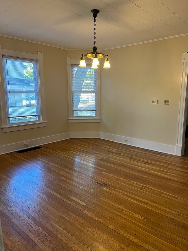 Building Photo - 13 Clark St