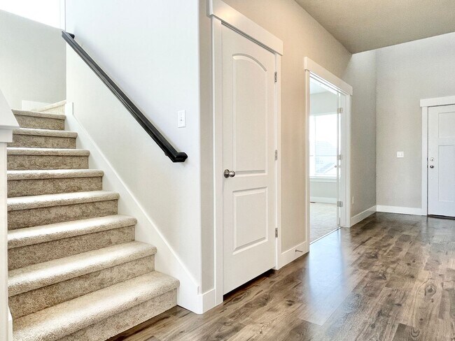 Building Photo - Stunning Two-Story at Quailhill!