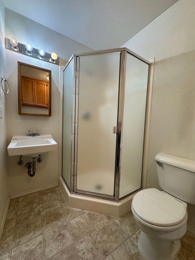 Building Photo - Townhouse in NE Grants Pass, Close to Shop...