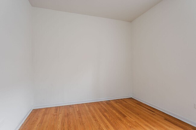Building Photo - North Center / St. Bens - 2 Bed / 1 Bath - Heat Included