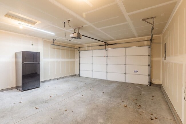 Building Photo - 3 bed 2 bath home