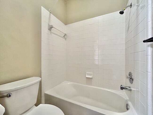 Building Photo - 4 Bed / 2 Bath Spacious One-Level Home with Large Backyard