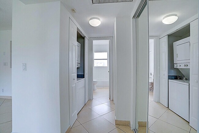 Building Photo - 3214 Coral Ridge Dr