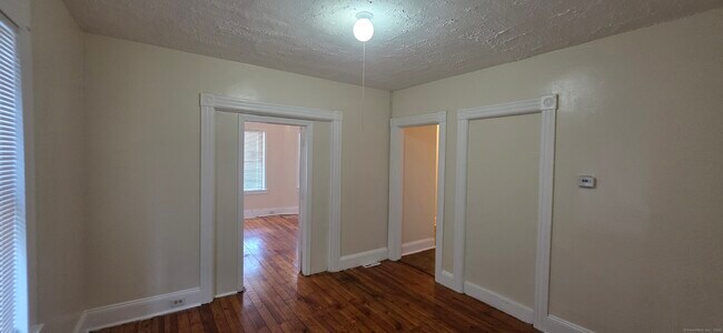 Building Photo - 426 Jane St