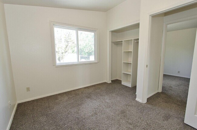 Building Photo - 816 S Wardwell Ave