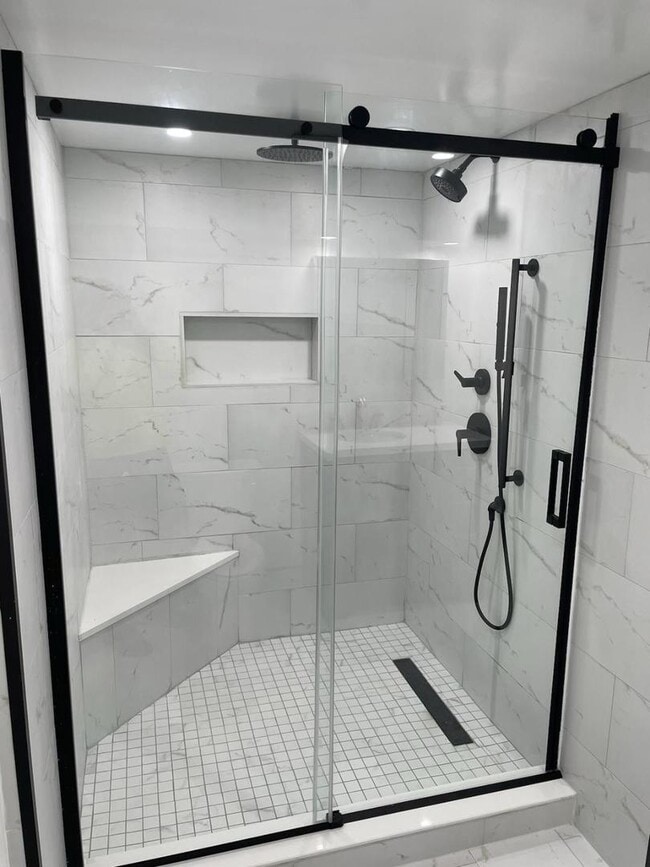 Building Photo - 1303 W Cornelia Ave