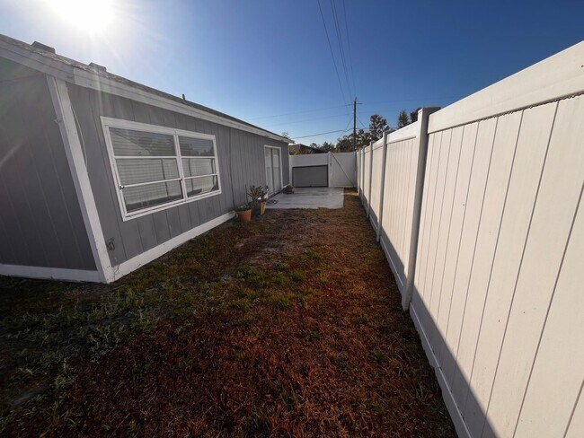 Building Photo - 7011-7013 Brentford Rd