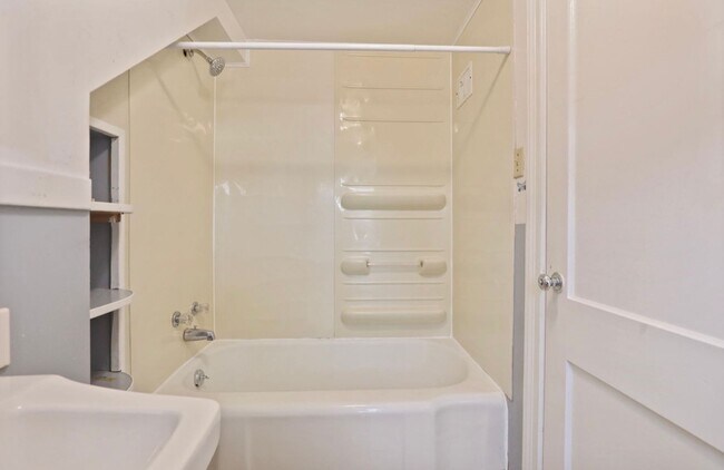 Building Photo - 916 S Webster St