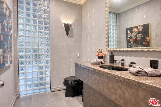 Building Photo - 6 Rocky Ln