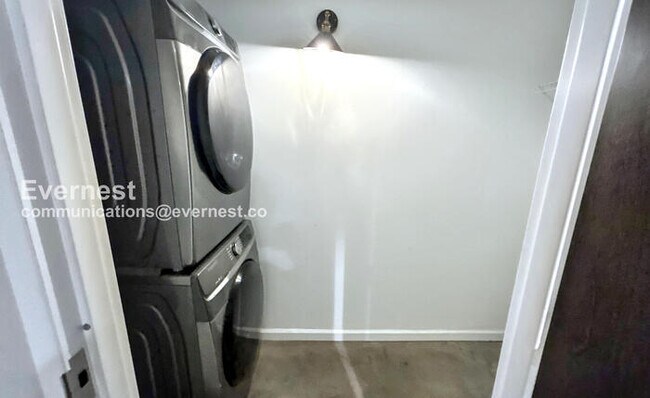 Building Photo - 2115 Yeaman Pl