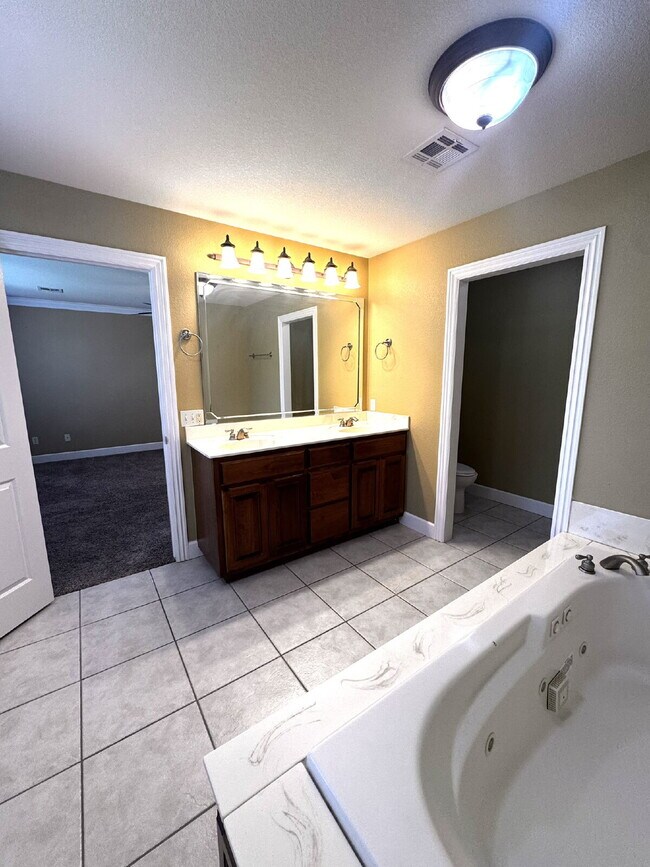 Building Photo - 15 Bluestem Ln