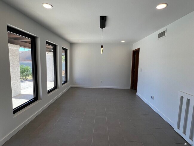 Building Photo - 995 W 35th St