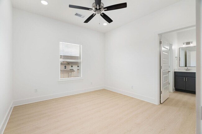 Building Photo - 2707 SW Shackleton Ave