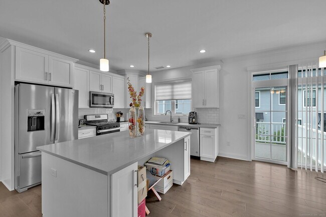 Building Photo - 8 Brentwood Cir