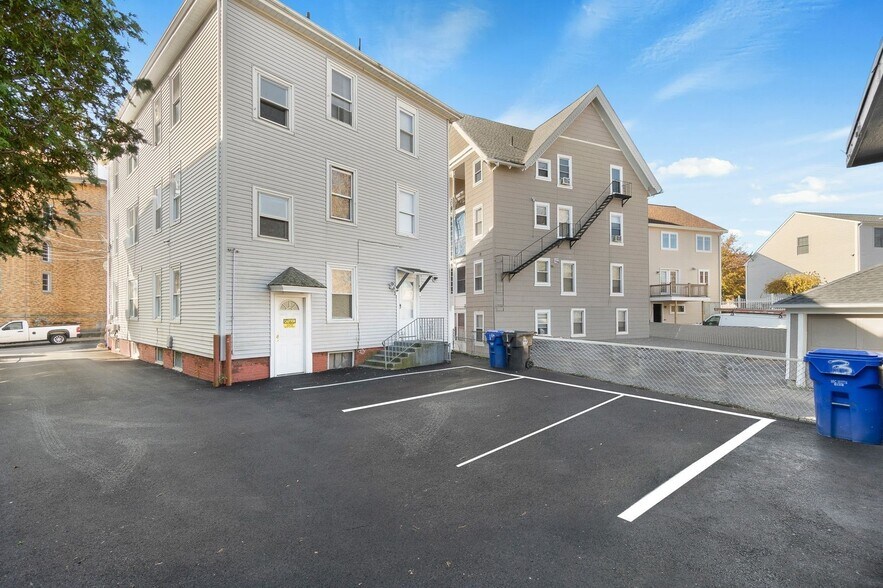 Building Photo - 1077-1077 Dexter St