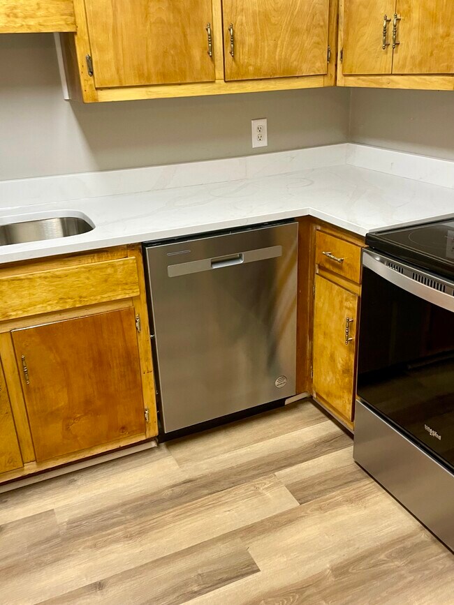 Building Photo - 425 Lexington Heights