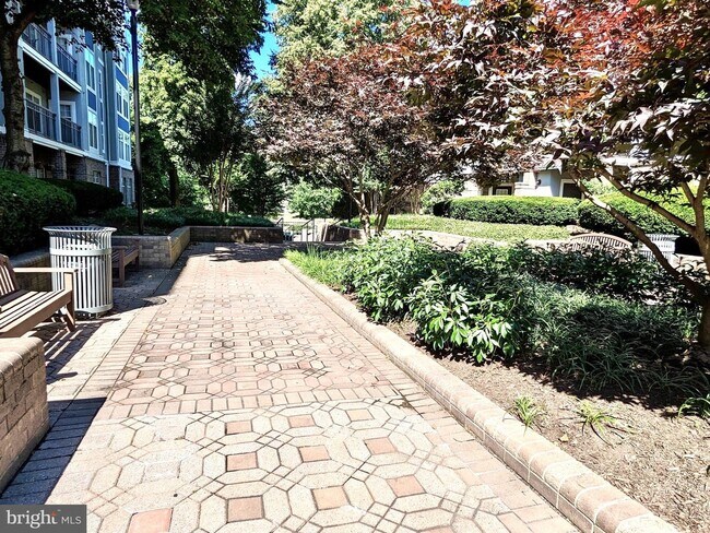 Building Photo - 5563 Seminary Rd