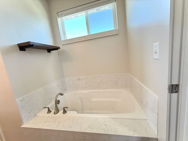 Building Photo - 4 bedroom 2.5 bath Plain City House