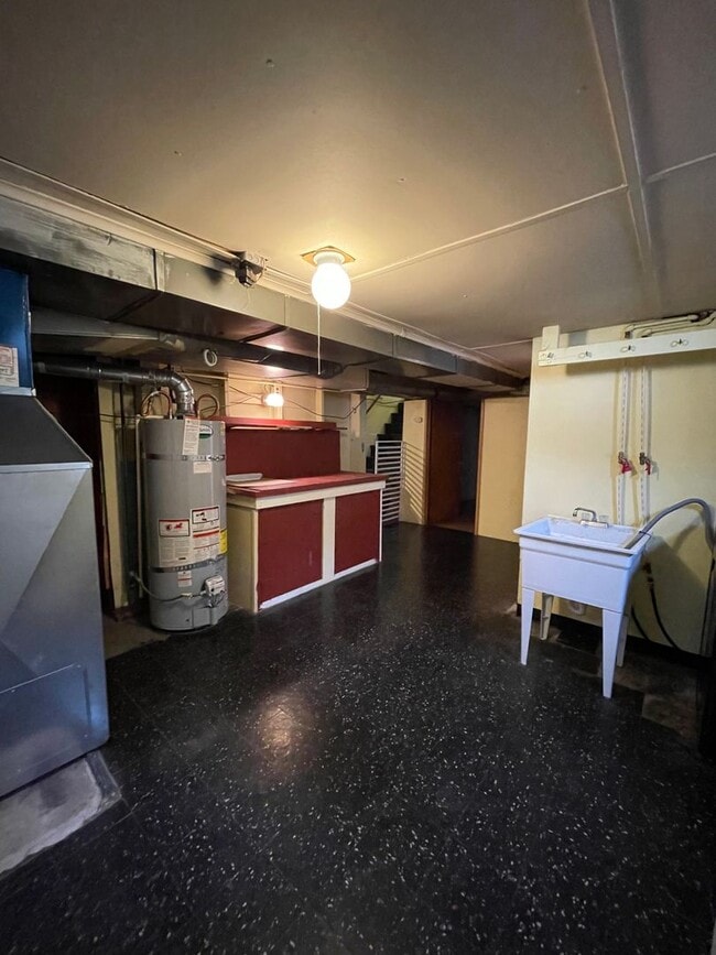 Building Photo - Renovated 3 Bed, 2 Bath House with Large Yard