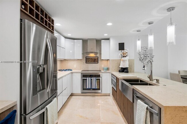 Building Photo - 1149 Hillsboro Mile