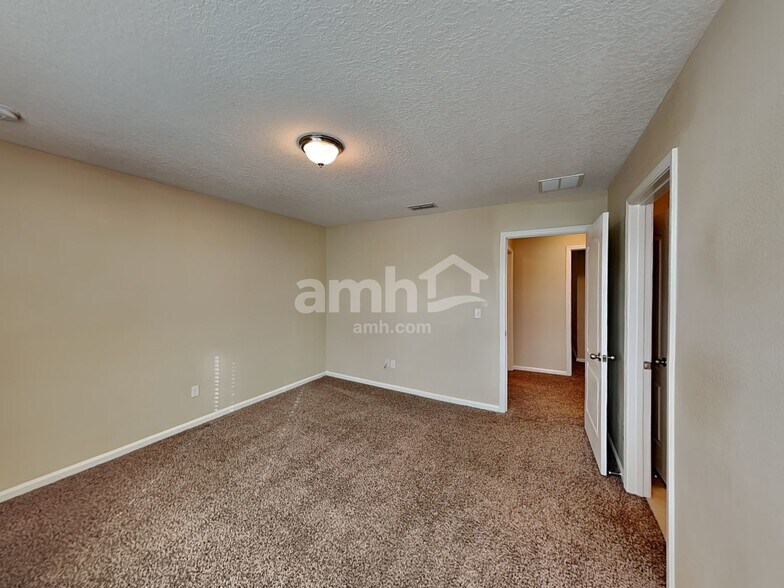 Building Photo - 332 Silver Glen Ave