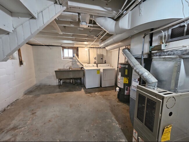 Building Photo - 671-673 Parsells