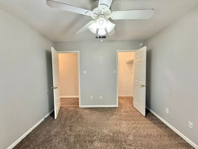 Building Photo - Tour Today! Stunning 3 Bedroom, 2 Bathroom Duplex in Tyler!