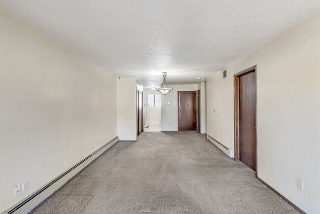 Building Photo - Easy Living Starts Here | 2 Bedroom Lakeside Condo