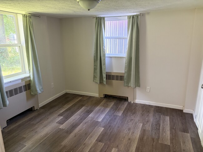 Building Photo - Eastlawn Properties