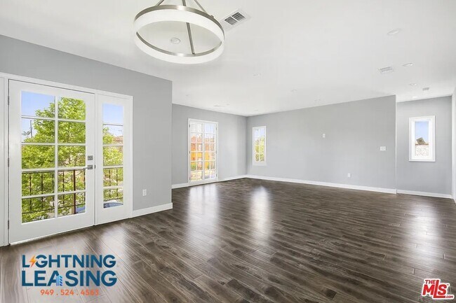 Building Photo - 1050 1/2 Meadowbrook Ave-A