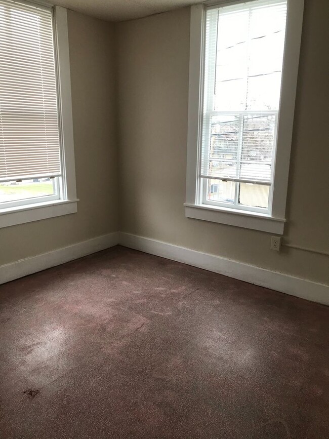 Building Photo - Upstairs 1 Bedroom 1 Bath Apartment