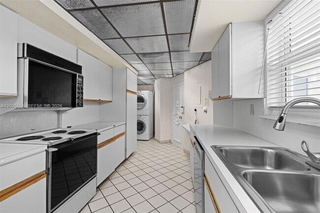 Building Photo - 4925 Collins Ave