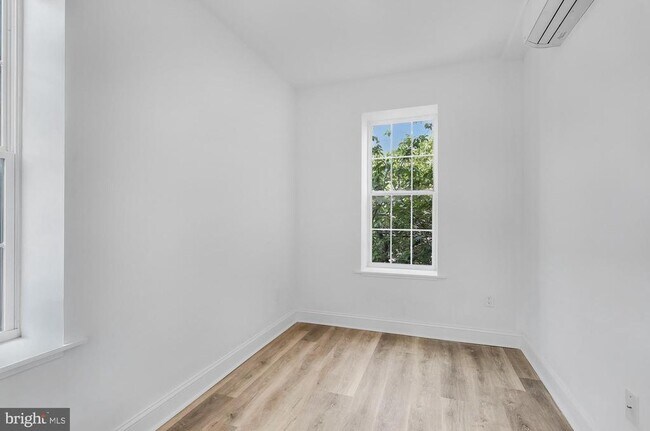 Building Photo - 2046 E Huntingdon St
