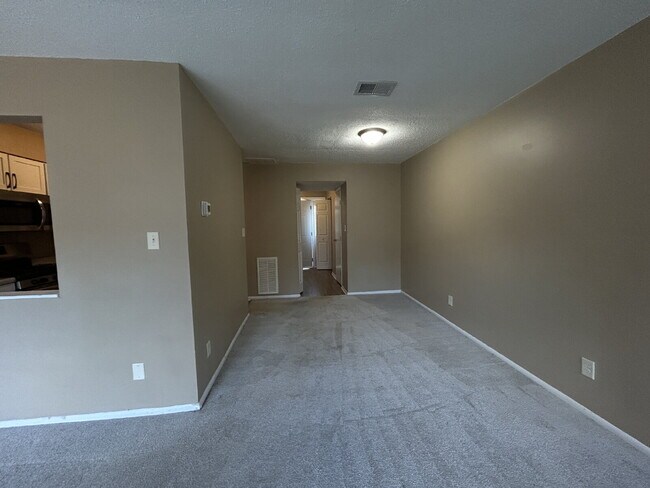Building Photo - Charming 2-Bed Condo Retreat with 1.5 Baths in Prime Greenwood Location – 1088 Sq Ft of Comfort!