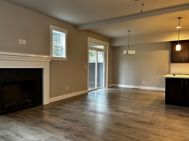 Building Photo - 1054 NE Regan Hill Loop