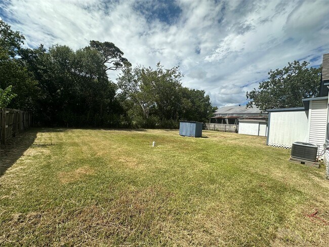 Building Photo - 10715 Hillman Dr