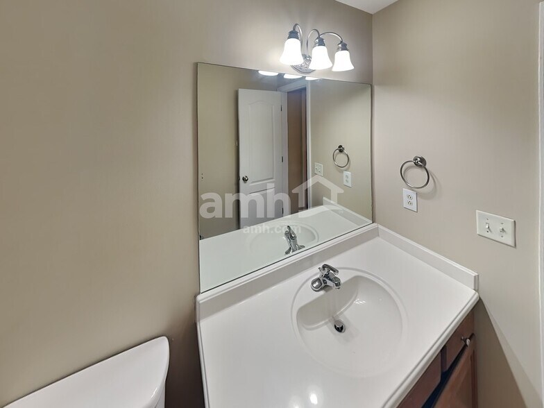 Building Photo - 2140 Aberdeen Cir