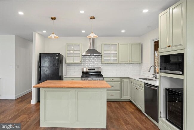 Building Photo - 220 Garnett Rd