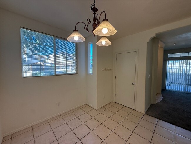 Building Photo - Centrally Located Downstairs Condo in the Oak Creek Villas