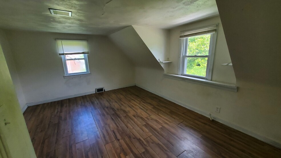 Unit B bedroom - 6201 Garvers Ferry Rd