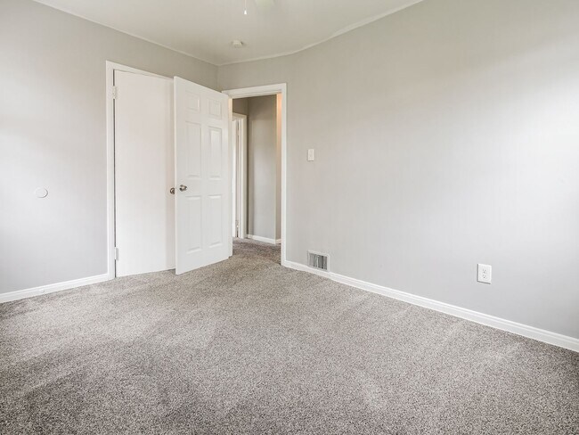 Building Photo - Welcome to this charming 3-bedroom, 1-bath...