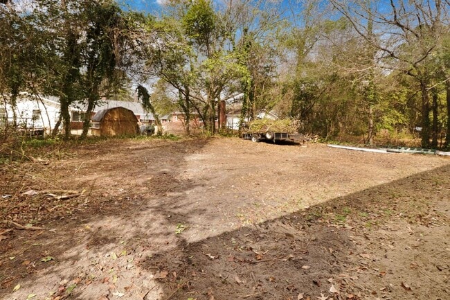 Building Photo - *RENOVATED & MOVE-IN READY* 3 BR, 2 BA in ...