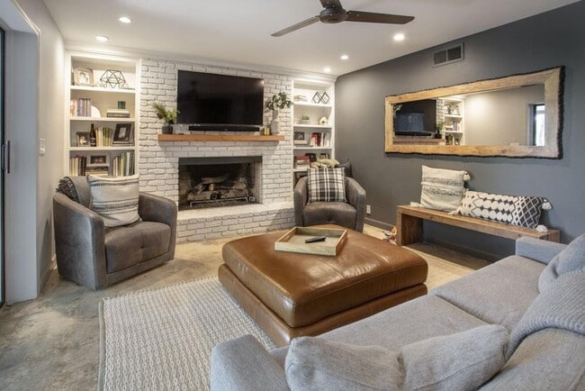 Building Photo - 8885 Bay Dr