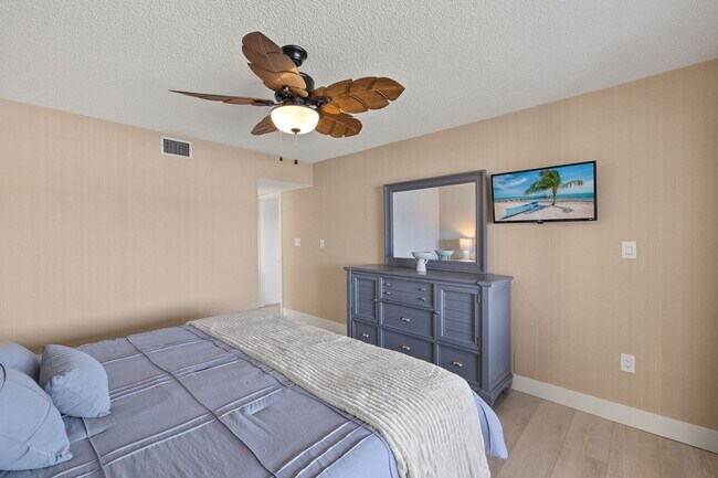 Building Photo - Huge Double sized Condo Overlooking The Ma...