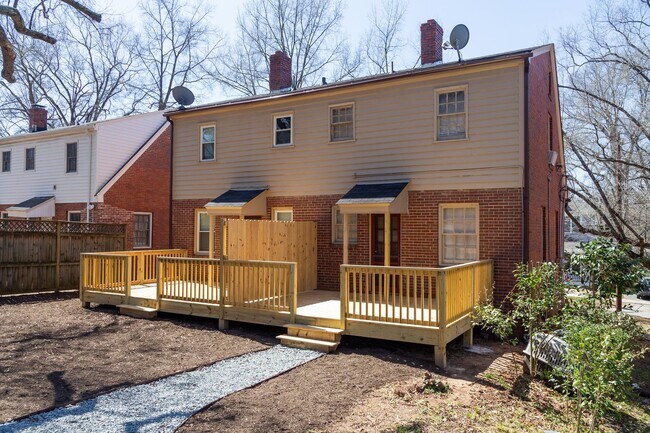 Building Photo - Spacious 1 Bedroom Duplex in Trinity Park, blocks from Duke! - Renovated & Pet Friendly