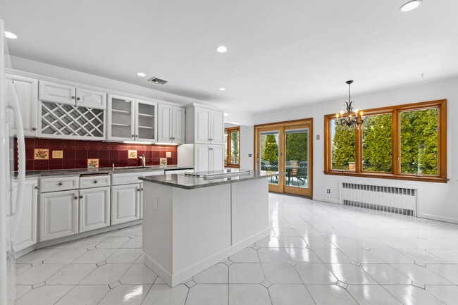 Building Photo - 115 Stonehedge Dr N