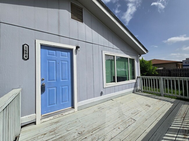 1/1 Duplex / Fridge, Washer & Dryer Included / Large Front Deck / Small Fenced in Side Yard/ NBISD - 1/1 Duplex / Fridge, Washer & Dryer Included  / Large Front Deck / Small Fenced in Side Yard/ NBISD